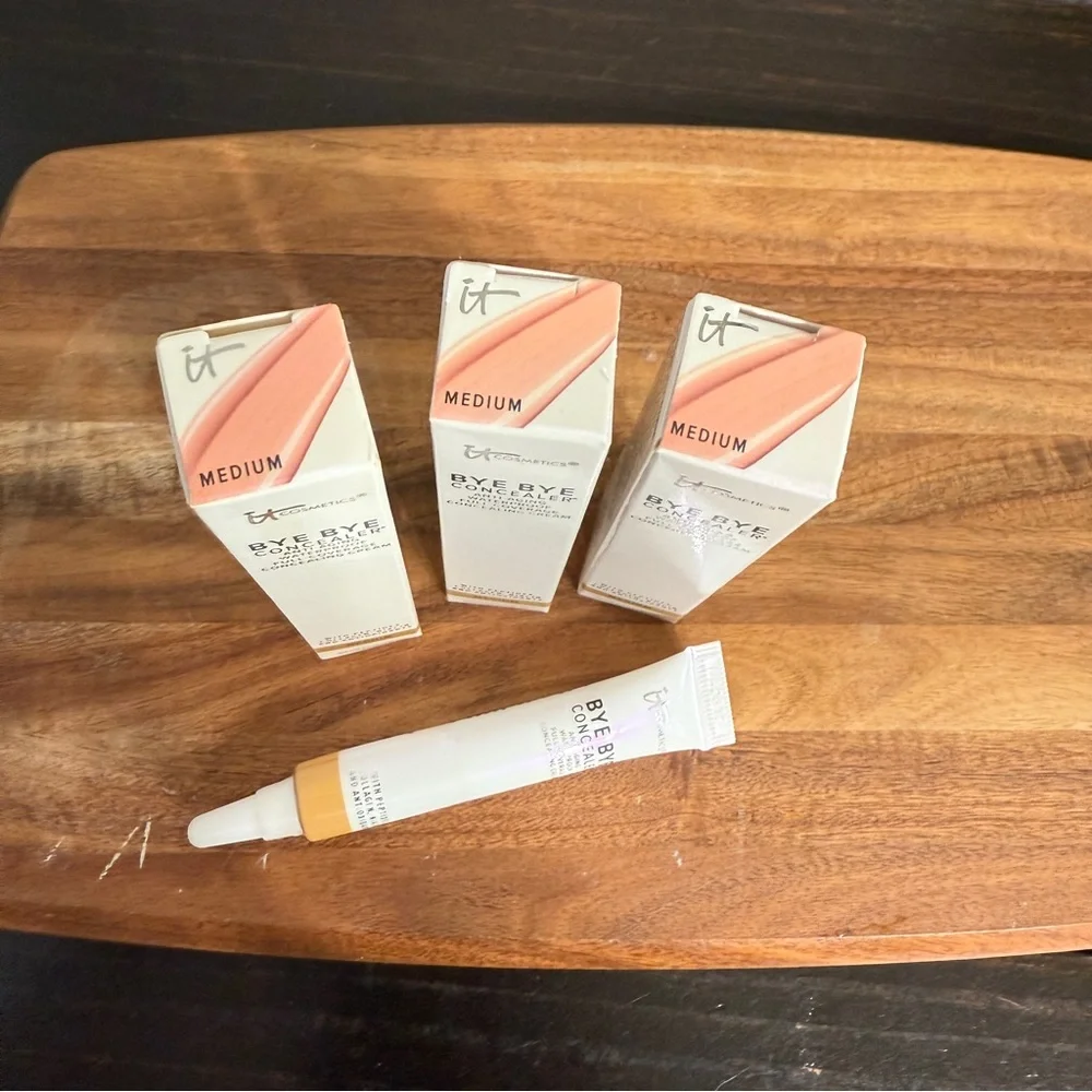 IT Cosmetics Bye Bye Concealer - Medium Shade - Lot A - Picture 2 of 5